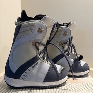 Burton Freestyle Snowboard Boots in Blue sky and White, New in Box, size 5.5